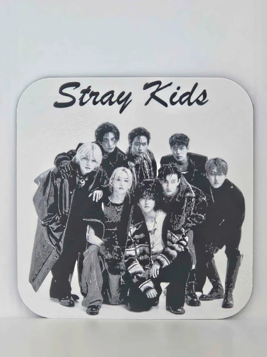 Cadre Stray Kids – Portrait Groupe SKZ – Déco Murale K-Pop Noir & Blanc